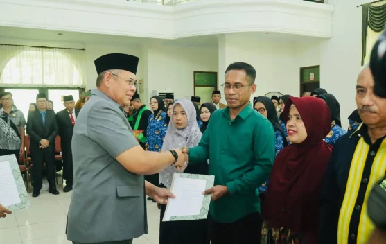 Wali Kota Baubau Kukuhkan PNS Baru, Lepas ASN Purna Tugas dalam Momentum Estafet Pen