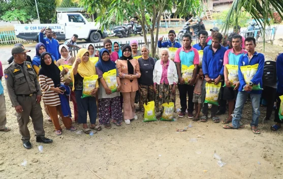 Ketua TP-PKK Buton Selatan Salurkan Bantuan Beras bagi Warga Lawela