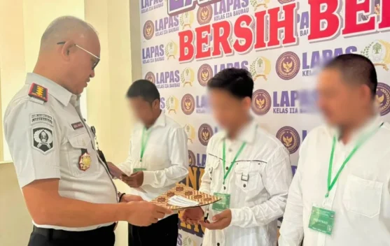 Lapas Baubau Serahkan Ijazah Paket kepada Warga Binaan