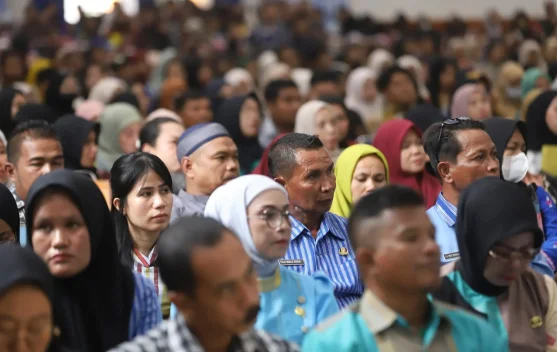 Gubernur Sultra Serahkan Rapel Gaji Enam Bulan untuk 1.901 PPPK Paruh Waktu