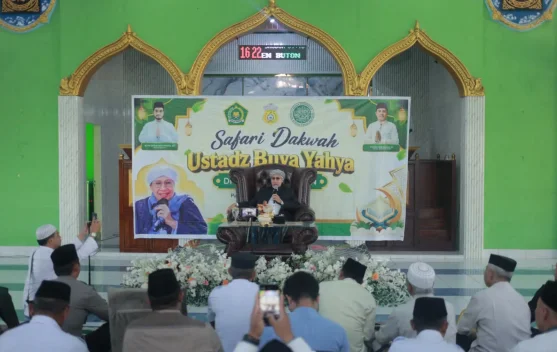 Buya Yahya Ajak Perkuat Iman dalam Safari Dakwah di Buton
