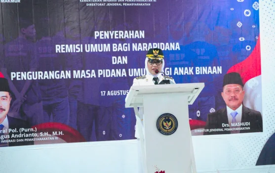 Wawali Baubau Bacakan Sambutan Menteri dan Serahkan Remisi Warga Binaan