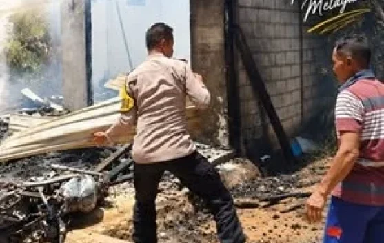 Polisi dan Warga Padamkan Kebakaran Kios di Kulisusu Barat