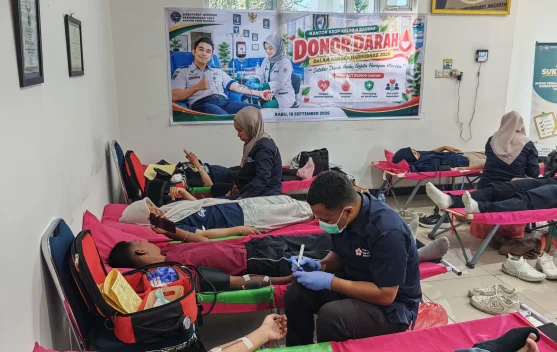 Rangkaian Harhubnas, KSOP Baubau Bersihkan Laut dan Donor Darah