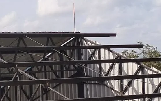 Pembangunan KDKMP Desa Doda Bahari Berlanjut Pemasangan Atap