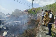 BPBD-Damkar Baubau Kerahkan Dua Armada Padamkan Kebakaran Lahan di Betoambari