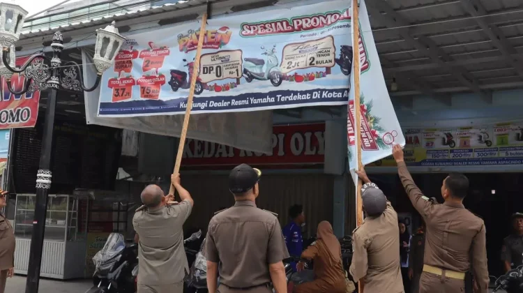 Satpol PP Siak Tertibkan Reklame Langgar Perizinan Daerah
