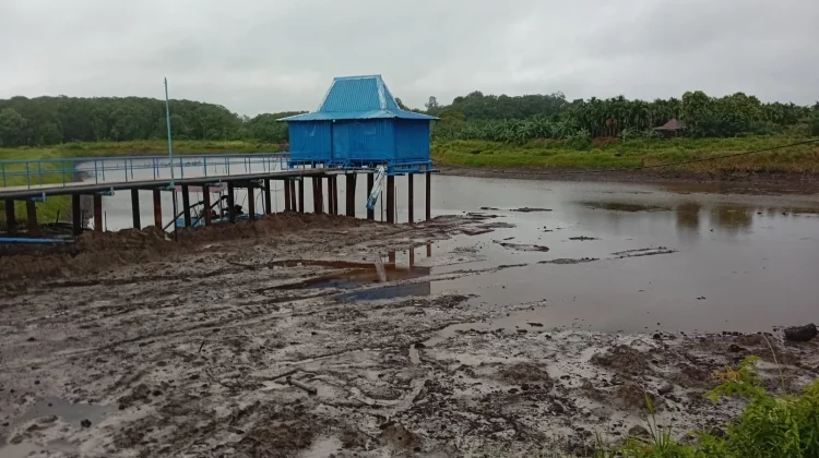 Hujan Deras Naikkan Debit Waduk Perumda Bengkalis