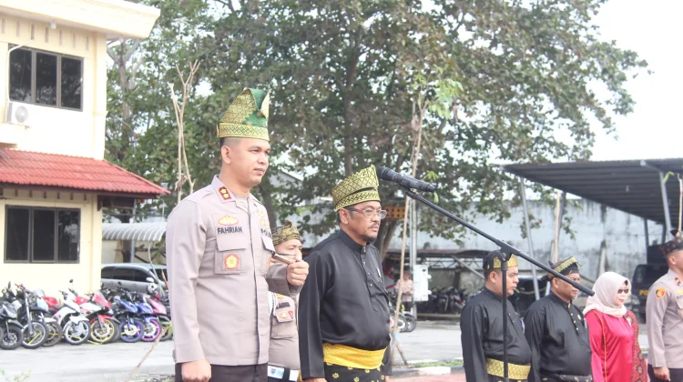 Polres Bengkalis Resmi Kenakan Tanjak Melayu
