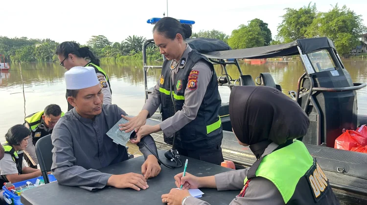 Klinik Terapung Polda Riau Layani Pesisir