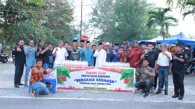 Panitia Bersama Bermasa Bagikan Ratusan Paket Takjil