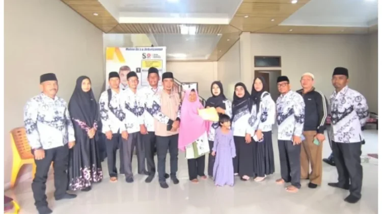 PGRI Bukit Batu Serahkan Bantuan Korban Kebakaran Guru