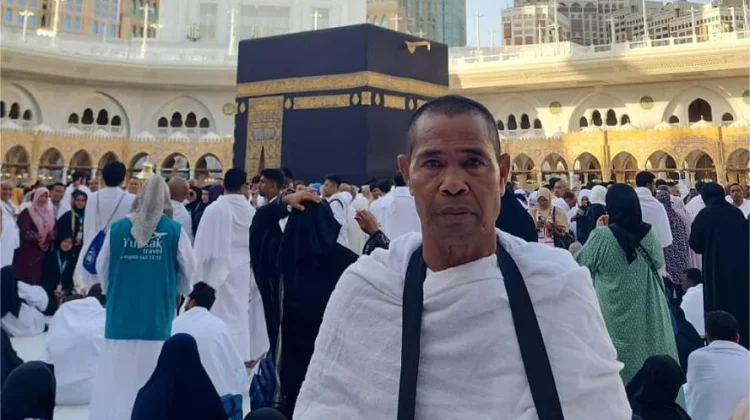 M. Yunus Tuntaskan Umroh Perdana Penuh Haru
