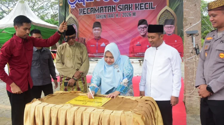 Safari Ramadan di Siak Kecil, Bupati Kasmarni Resmikan Taman Dayang Senandung