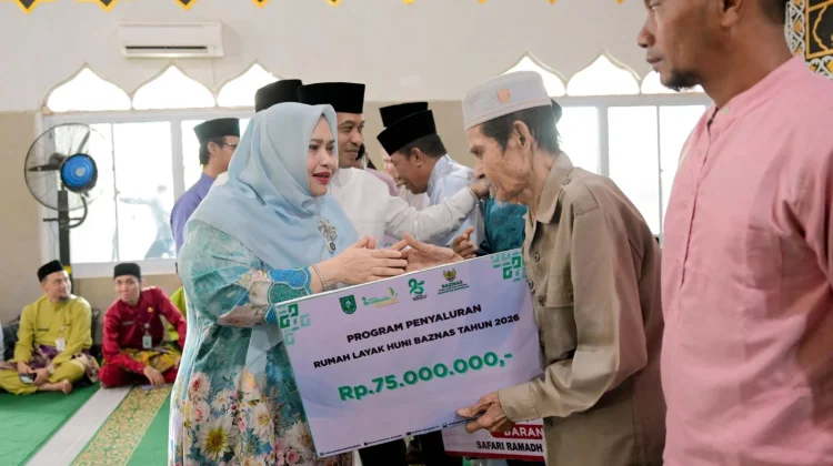 Safari Ramadan di Bukit Batu, Bupati dan Wabup Bengkalis Serahkan Berbagai Bantuan