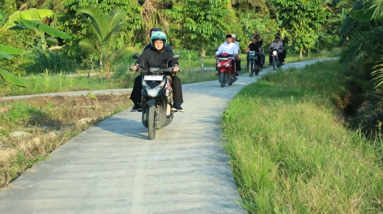 Bupati Siak Antar Bantuan Ramadan Naik Motor