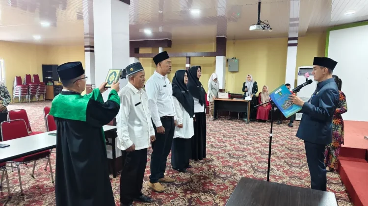 Hadi Prasetyo Ambil Sumpah Empat Guru, Perkuat Profesionalisme Tenaga Pendidik