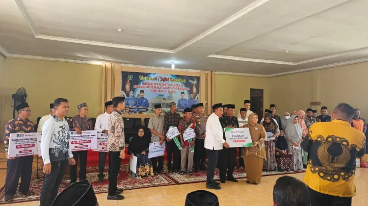 Bupati Kasmarni Serahkan CSR BRK Syariah di Bulan Ramadan