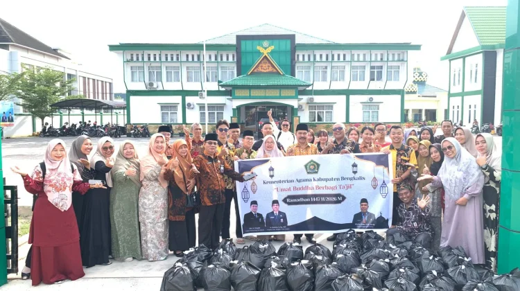 Ramadan Berbagi, Kemenag Bengkalis Bersama Umat Buddha Bagikan 455 Paket Takjil