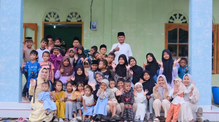 Safari Ramadan Bupati Siak Seberangi Sungai Temui Warga