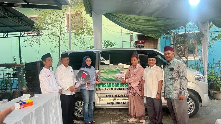 Iyeth Bustami Serahkan Ambulans untuk Yayasan Babussalam