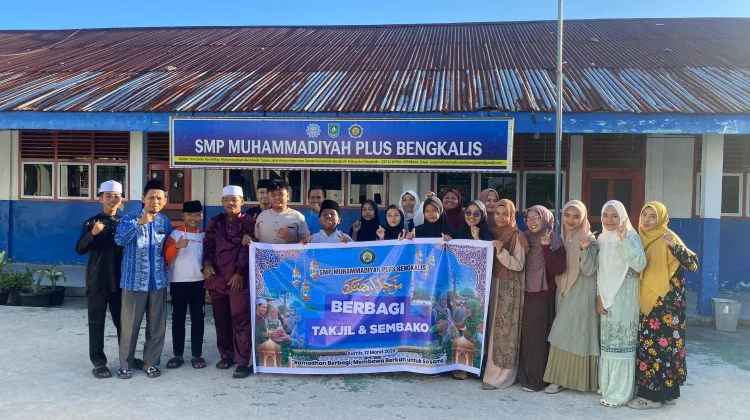 SMP Muhammadiyah Plus Bengkalis Berbagi Takjil dan Sembako