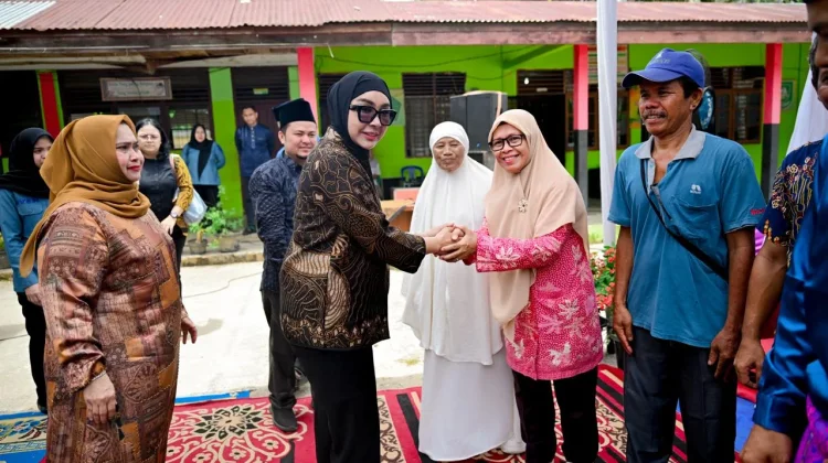 Kasmarni Dampingi Dewi Juliani Serahkan Bantuan