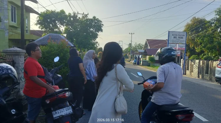 Karyawan PT.Berkat Karya Laris Bengkalis Berbagi 100 Kotak Takjil