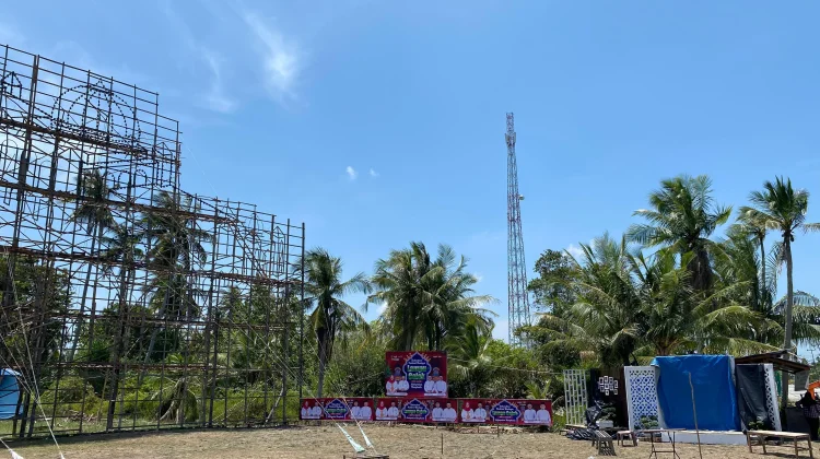 Warga Pangkalan Batang Barat Bangun Dua Menara Lampu Colok Sambut Idulfitri