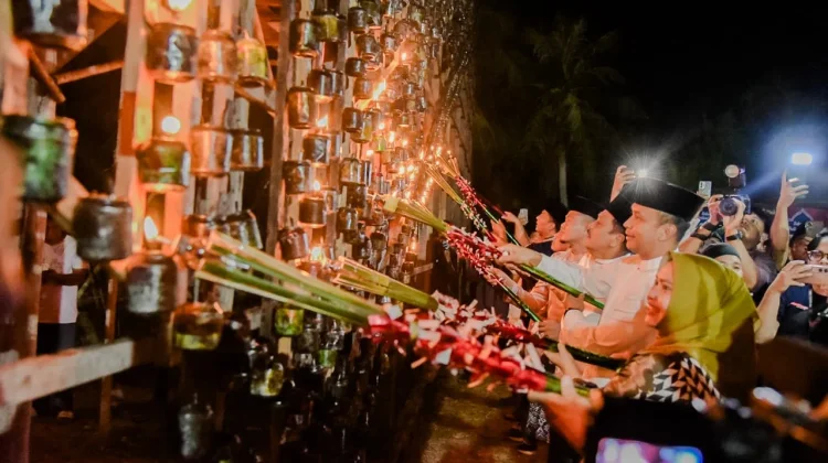 Bupati Kasmarni Buka Festival Lampu Colok
