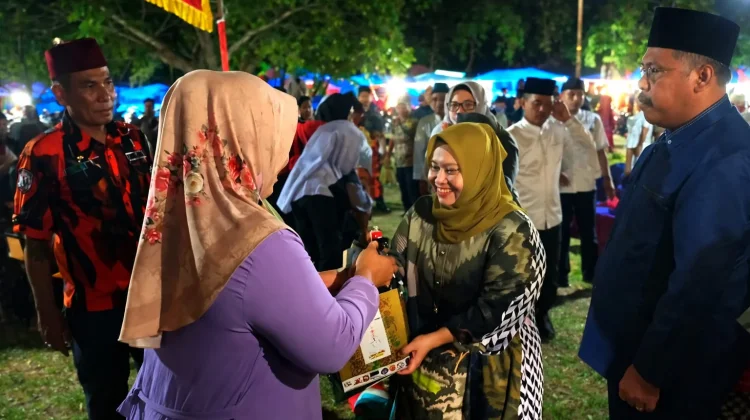 Bupati Kasmarni Bagikan Sembako di Bazar Ramadan