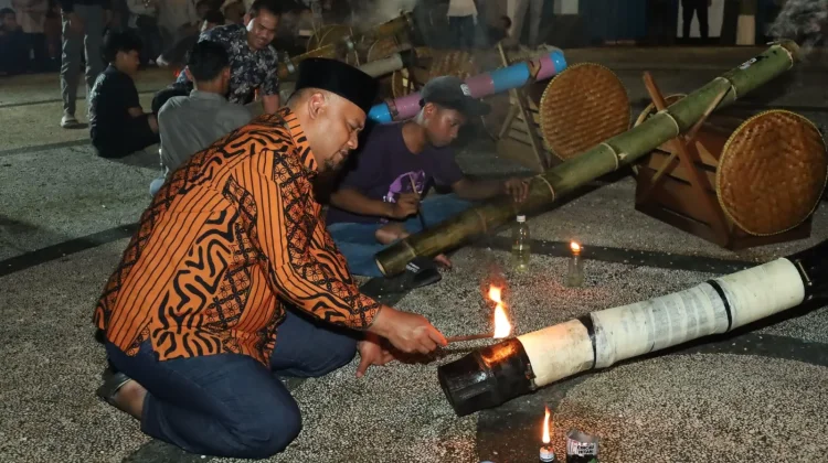 Lomba Meriam Buluh Siak Meriahkan Malam Ramadan