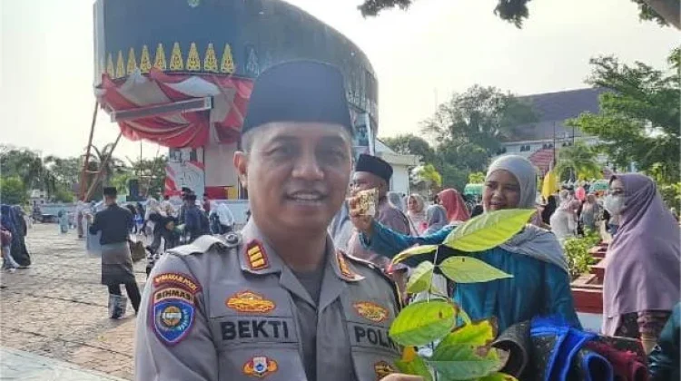 Polres Bengkalis Bagikan 500 Bibit Pohon di Lapangan Tugu