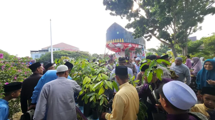 Selesai Salat Idulfitri di Lapangan Tugu, Warga Antusias Terima Bibit Pohon