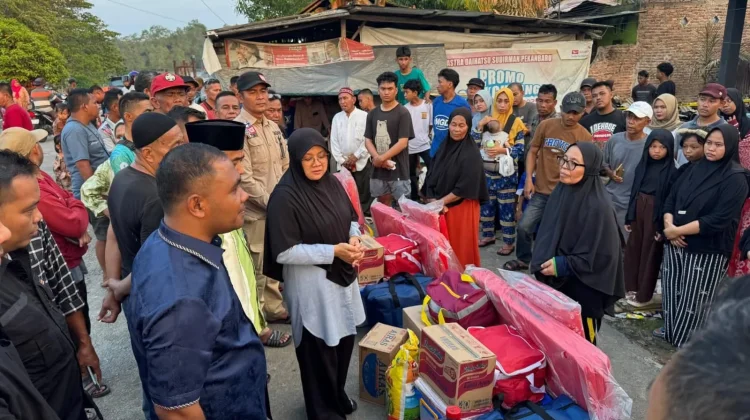Bupati Afni Kunjungi Korban Kebakaran Tualang Siak