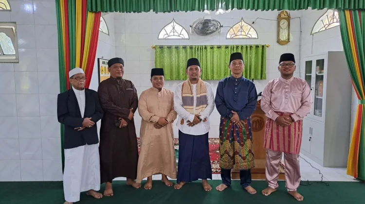 Jemaah Musholla Al Azhar Gelar Sholat Idul Fitri