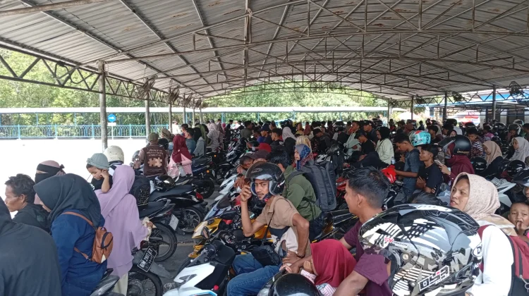 Antrian Sepeda Motor Arus Balik Membludak di Roro Bengkalis