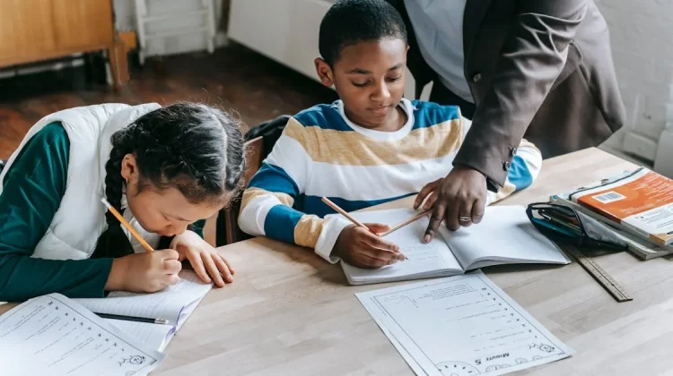 Pengawasan Media Sosial Anak di Lingkungan Sekolah Perlu Diperkuat
