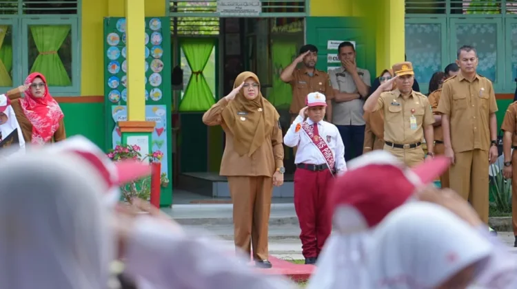 Bupati Siak Jadi Pembina Upacara di SDN 02