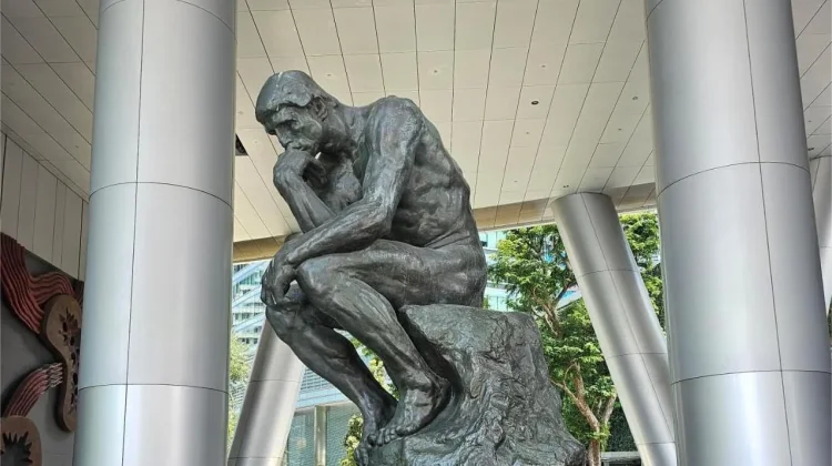 Patung “The Thinker” di OUE Bayfront, Sentuhan Seni Klasik di Jantung Kota Singapura