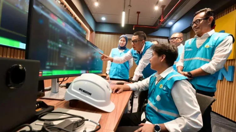 Puluhan Ribu Petugas PLN Siaga, Jaga Terang Lebaran di Seluruh Negeri