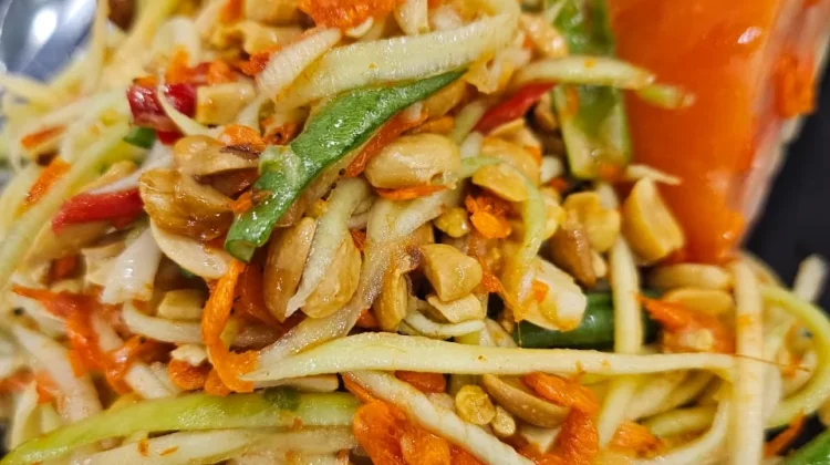 Som Tam, Sensasi Segar Salad Pepaya Thailand di Sekitar Menara Kembar Petronas