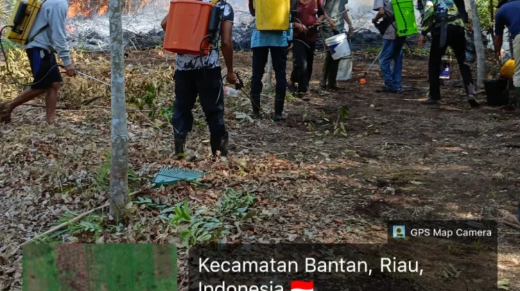 Petugas Kesehatan Bagikan Masker Atasi Dampak Kabut Asap