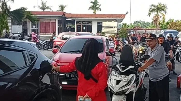 Antrean Mendapatkan BBM di Pulau Bengkalis Kian Panjang
