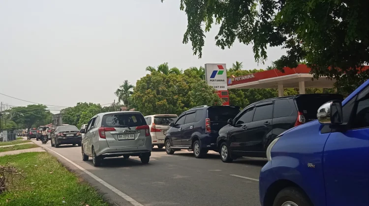 Antrean Panjang BBM, Warga Rela Berjam-jam Demi Isi Bahan Bakar