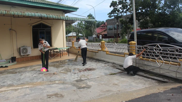Kalapas Bengkalis Pimpin Aksi Bersih Masjid
