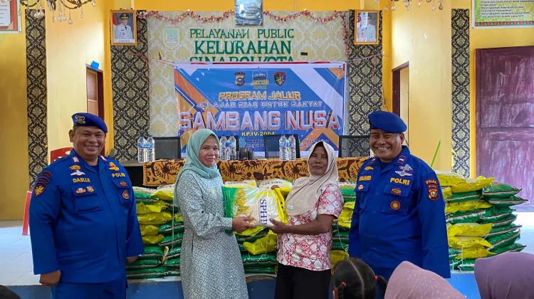 Program JALUR, Polairud Bantu Paket Sembako di Sinaboi