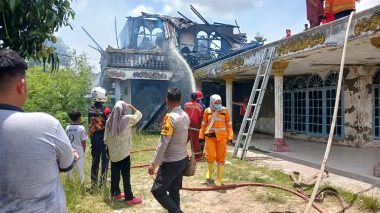 Bangunan Kosong di Dumai Ludes Terbakar Siang Hari