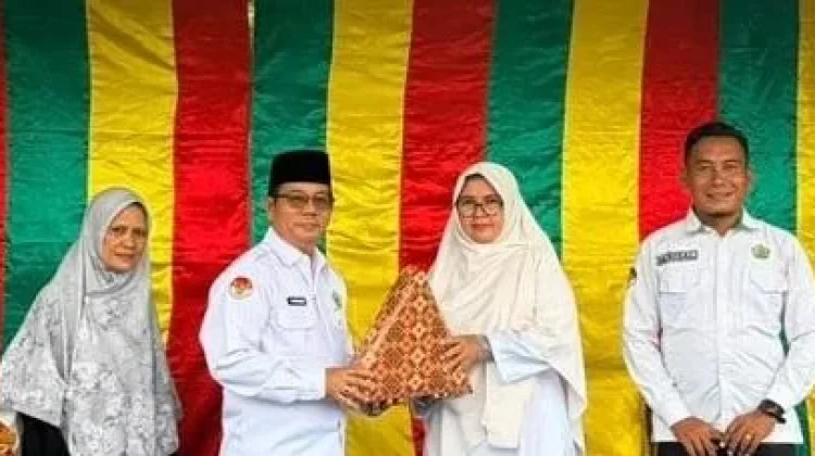 MAN 1 Bengkalis Gelar Tradisi Tepuk Tepung Tawar Calon Jamaah Haji 2026