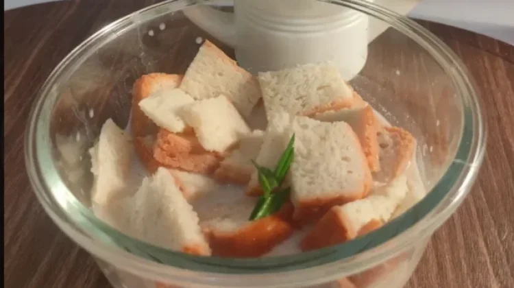 Nikmatnya Wedang Roti, Perpaduan Roti dan Kuah Santan Jahe